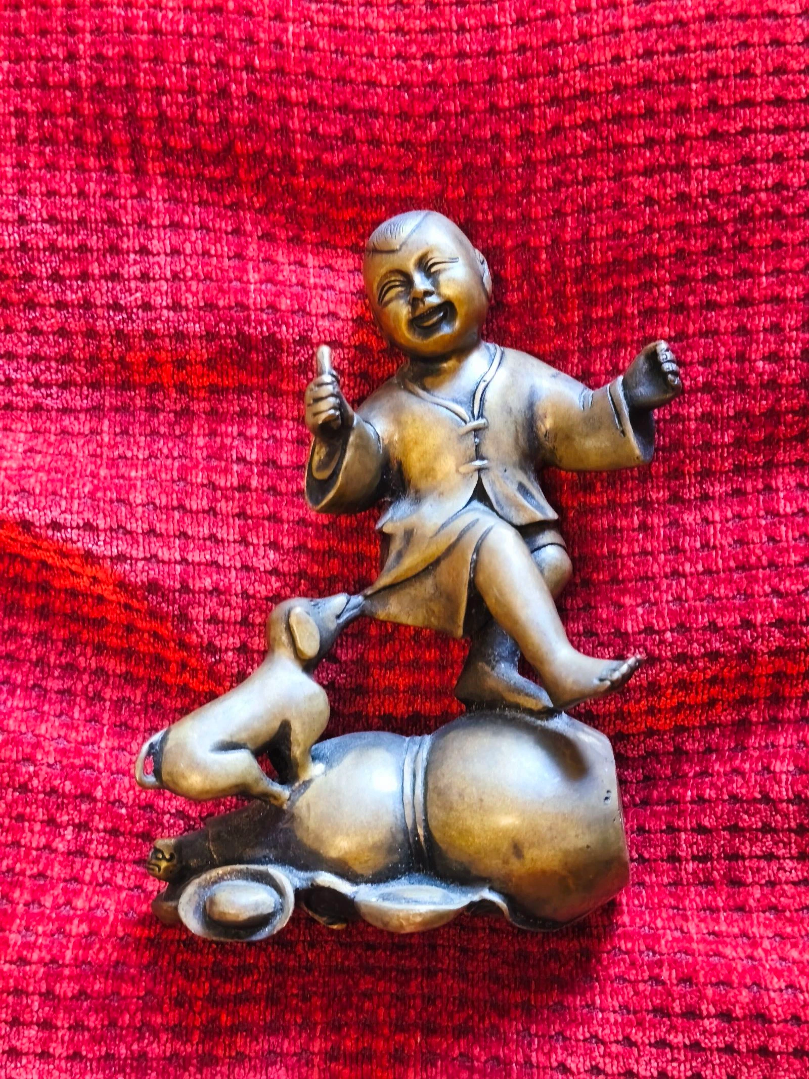Figura escultura de bronce antigua perro y muchacho – photo 9